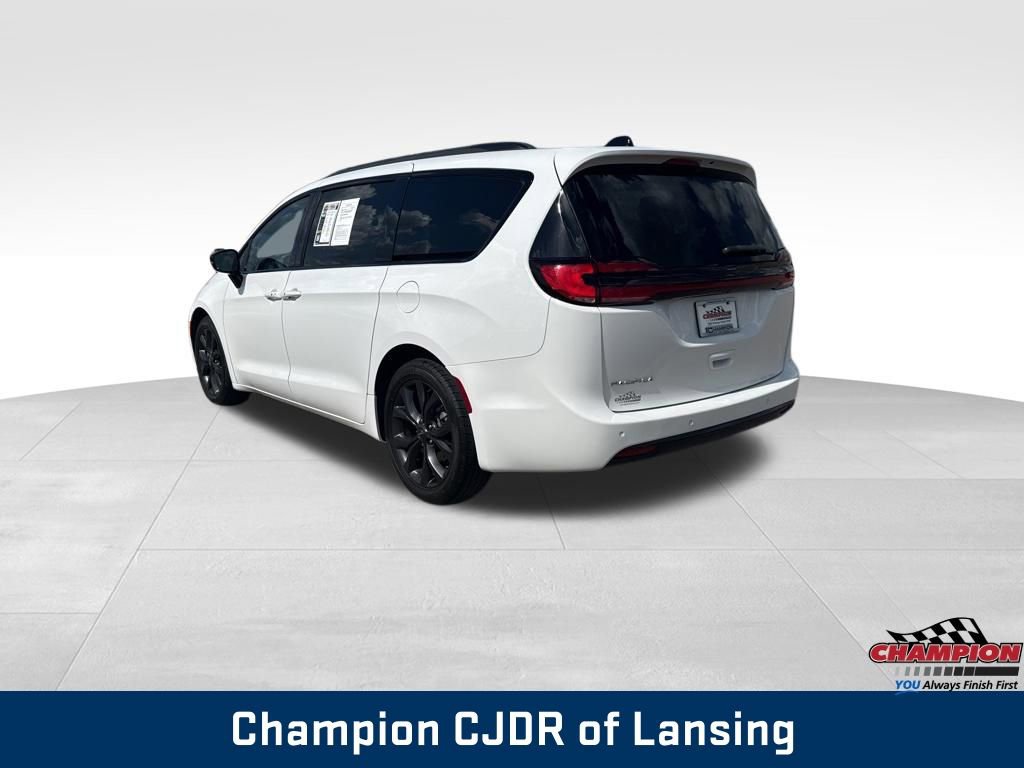 Used 2025 Chrysler Pacifica Limited FWD image 3