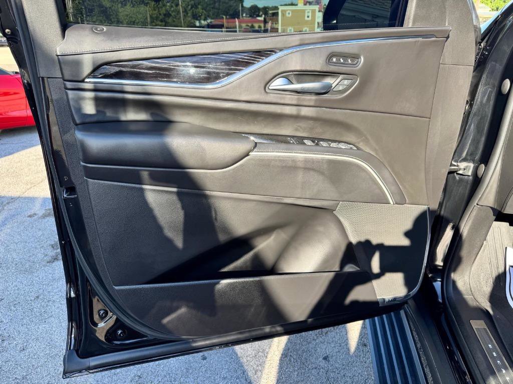 Used 2023 Cadillac Escalade ESV V image 10