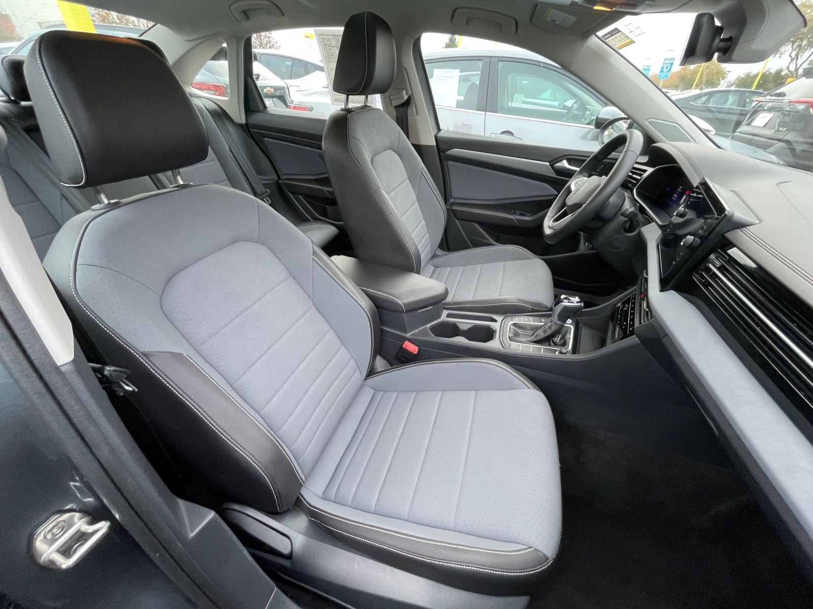 Used 2025 Volkswagen Jetta SE image 36