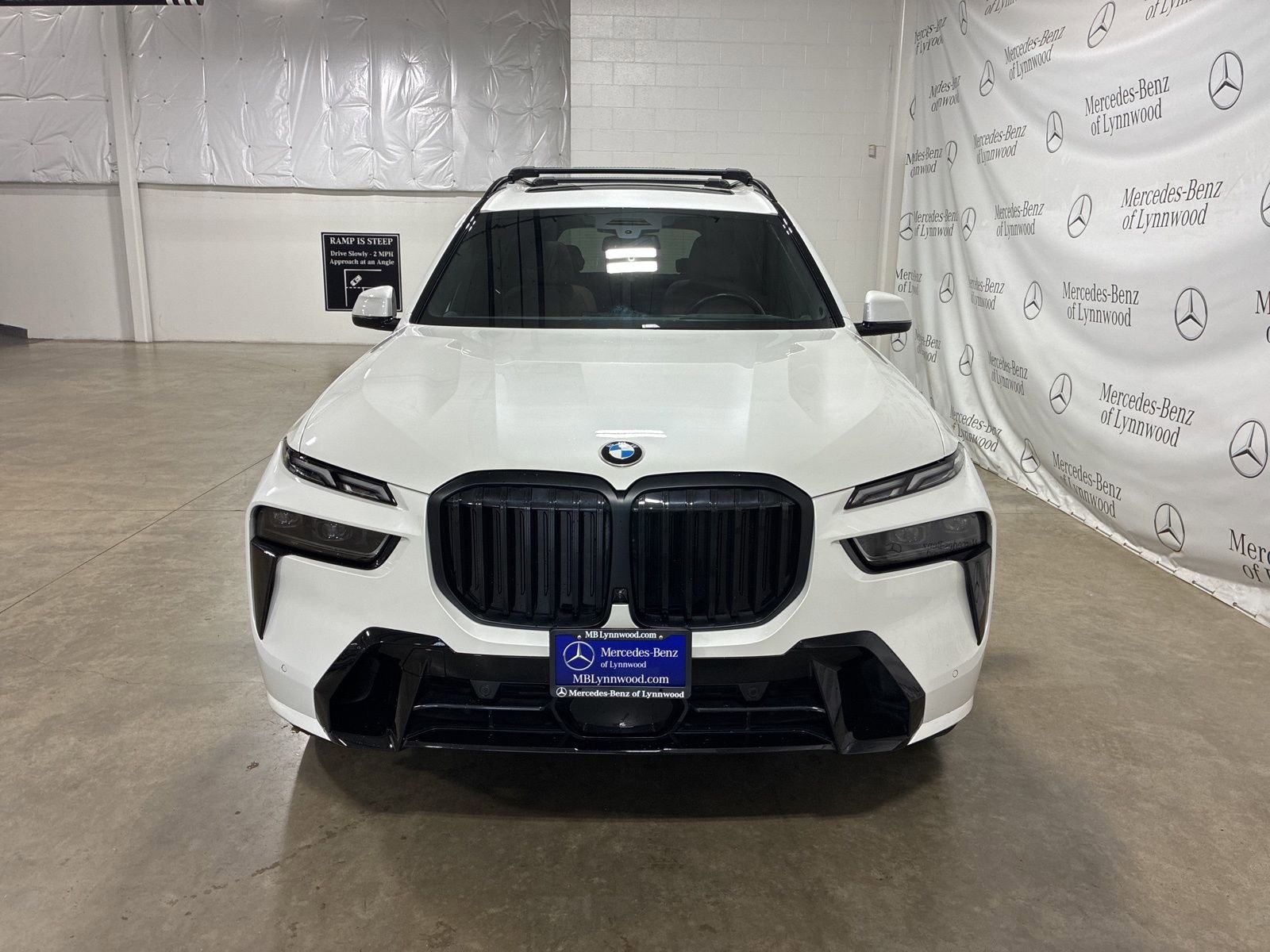 Used 2023 BMW X7 xDrive40i w/ M Sport Package image 2