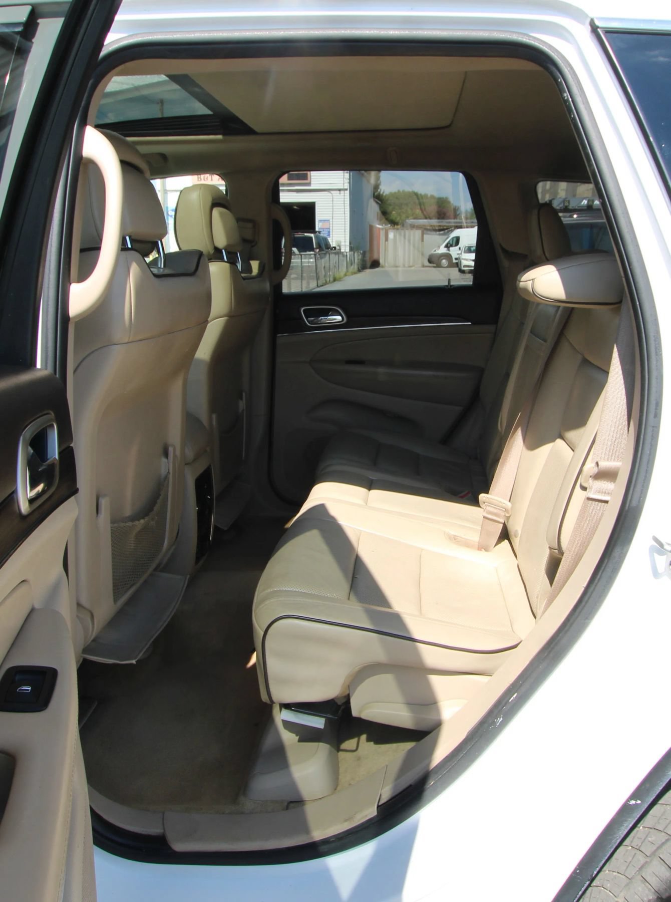 Used 2017 Jeep Grand Cherokee Overland w/ Jeep Active Safety Group AWD/4WD image 11