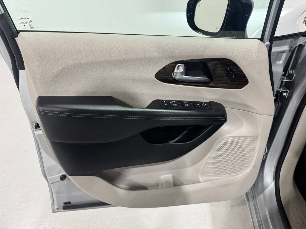 Used 2024 Chrysler Pacifica Limited FWD image 18