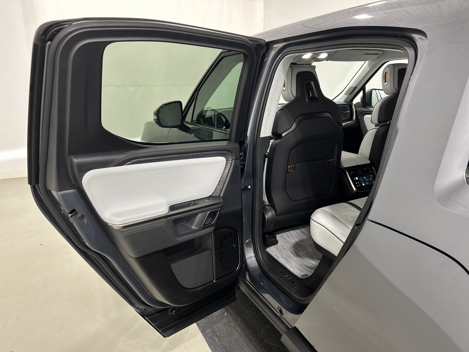 Used 2023 Rivian R1T Adventure AWD/4WD image 17