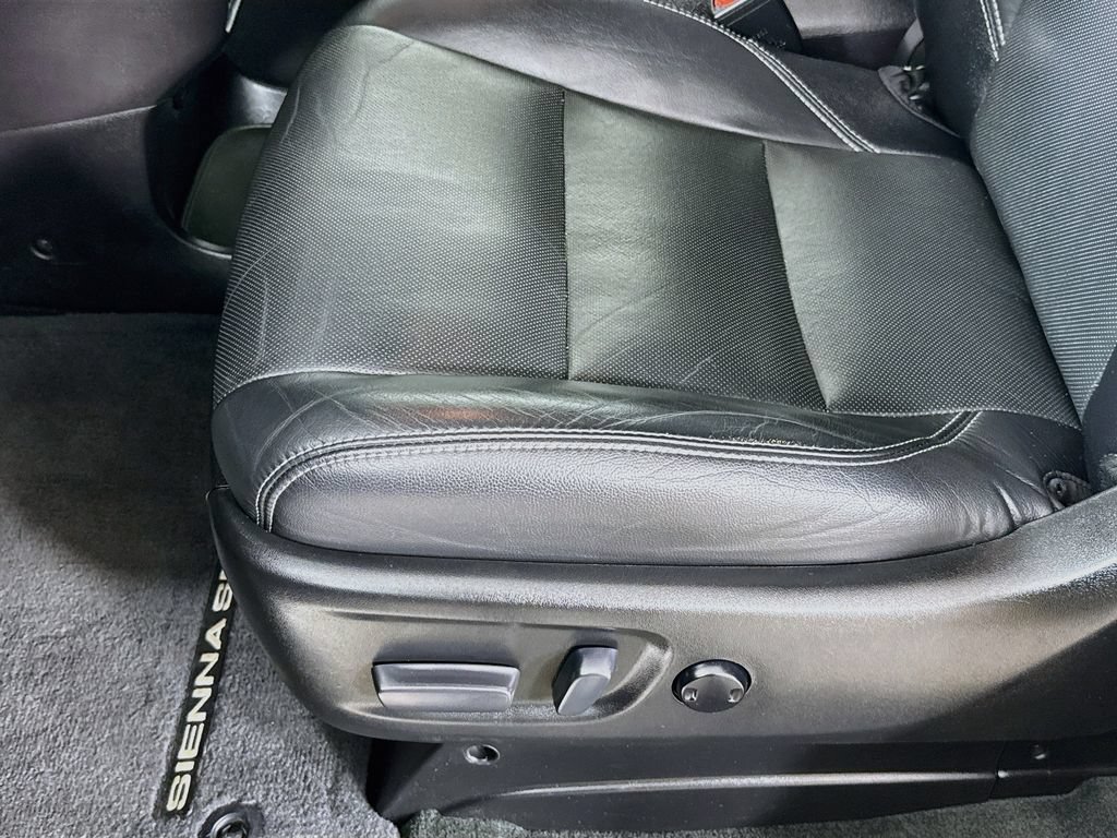 Certified 2017 Toyota Sienna SE Premium FWD image 21