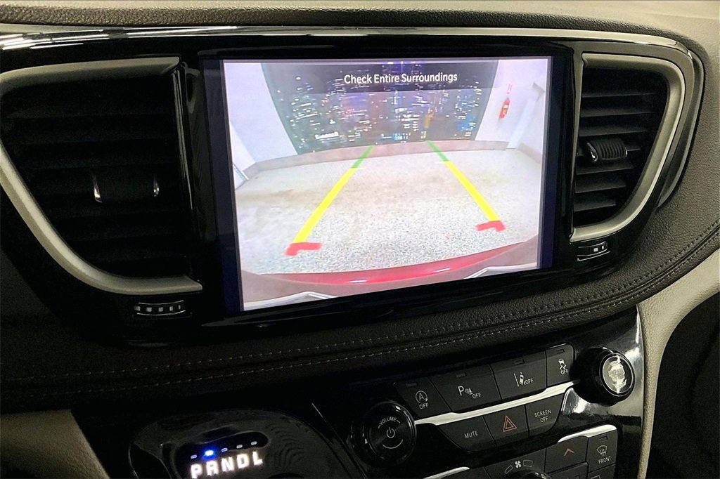Used 2021 Chrysler Pacifica Touring image 14