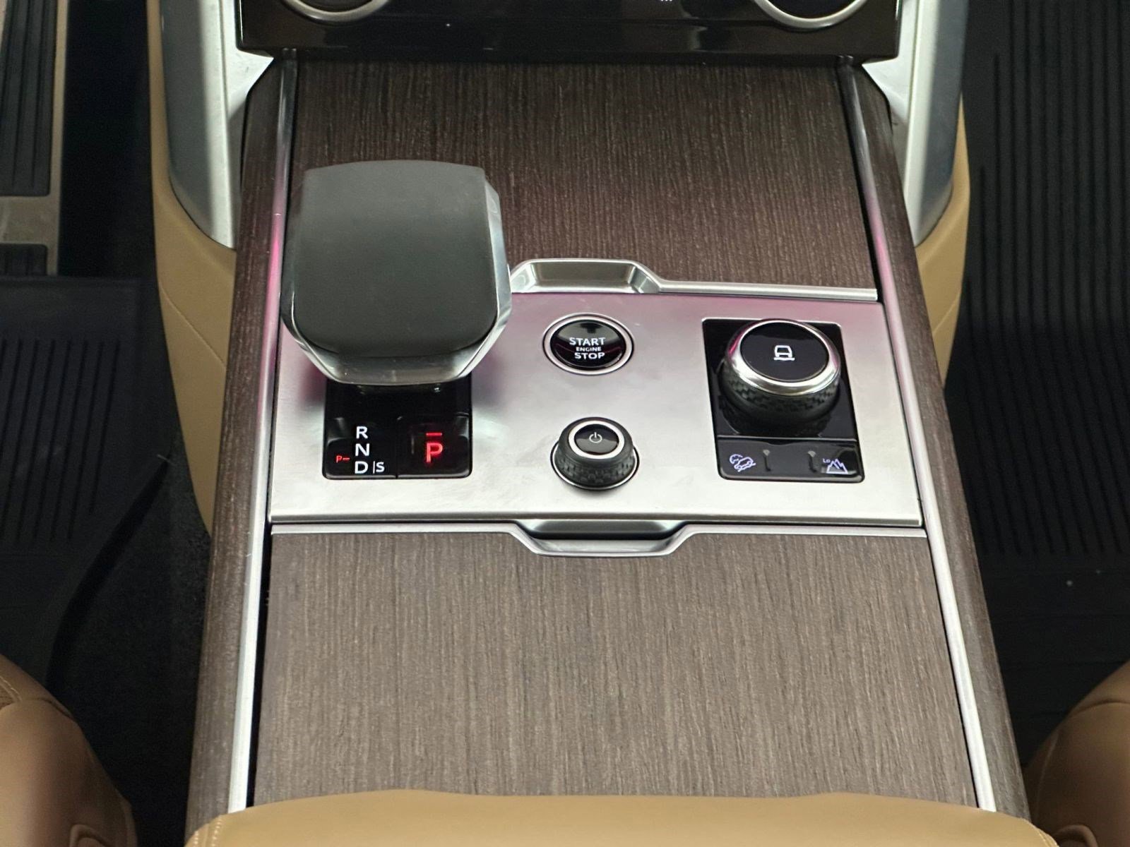 Used 2023 Land Rover Range Rover Long Wheelbase SE image 18