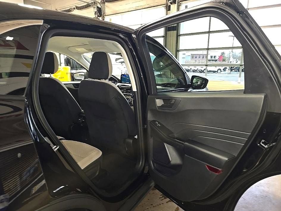 Used 2022 Ford Escape SE w/ Cold Weather Package image 31