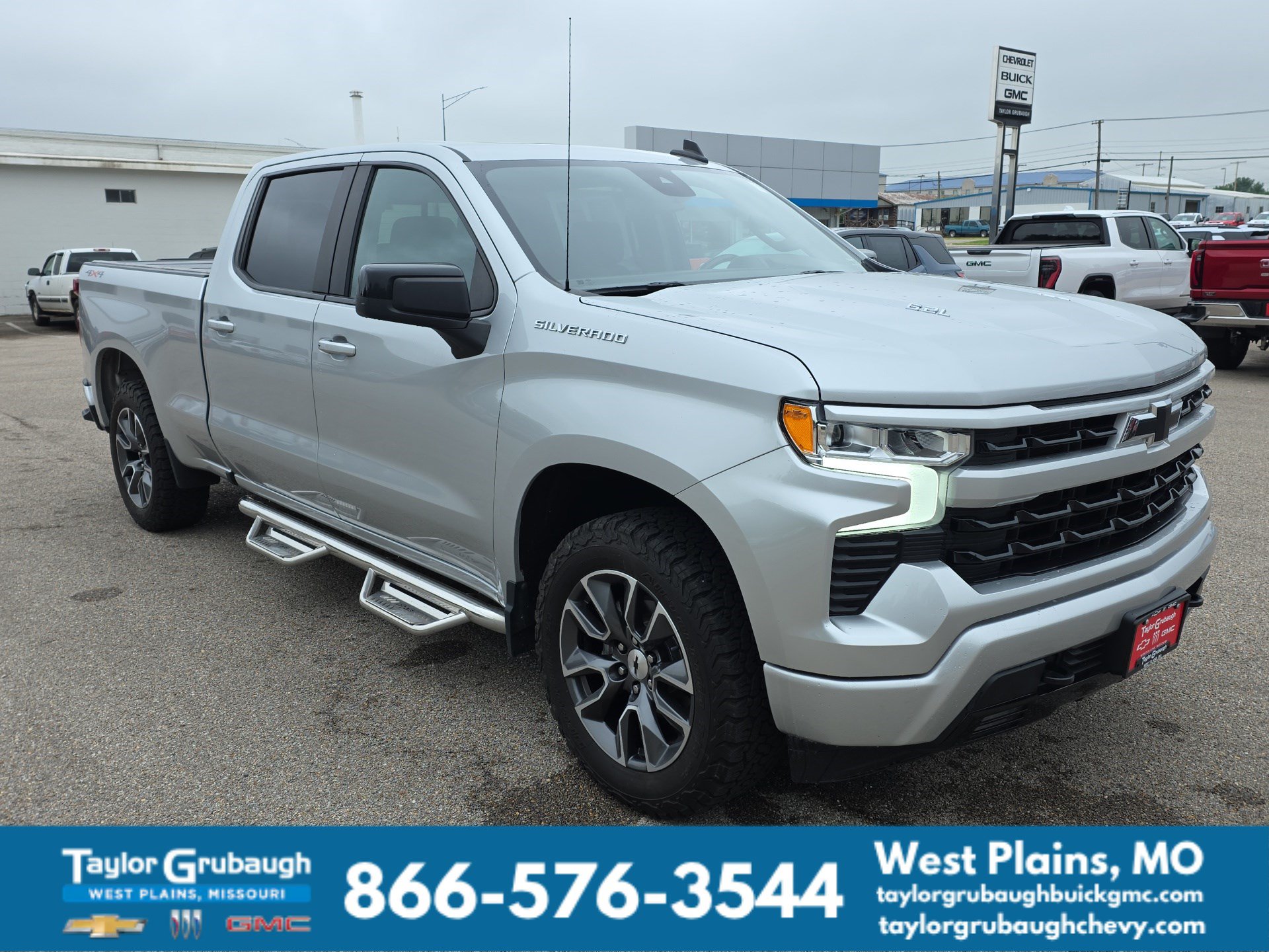 Used 2022 Chevrolet Silverado 1500 RST w/ Convenience Package II AWD/4WD image 2