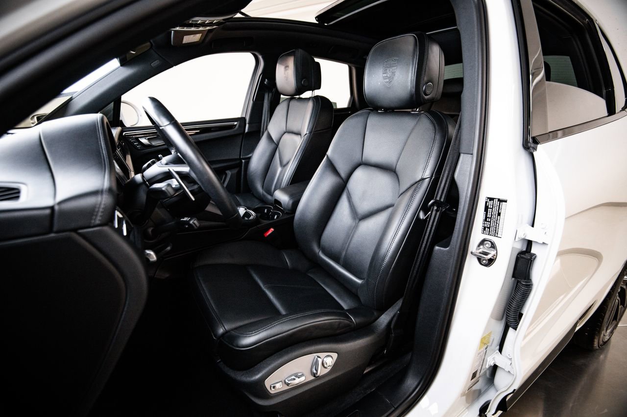 Certified 2023 Porsche Macan Turbo AWD/4WD image 5
