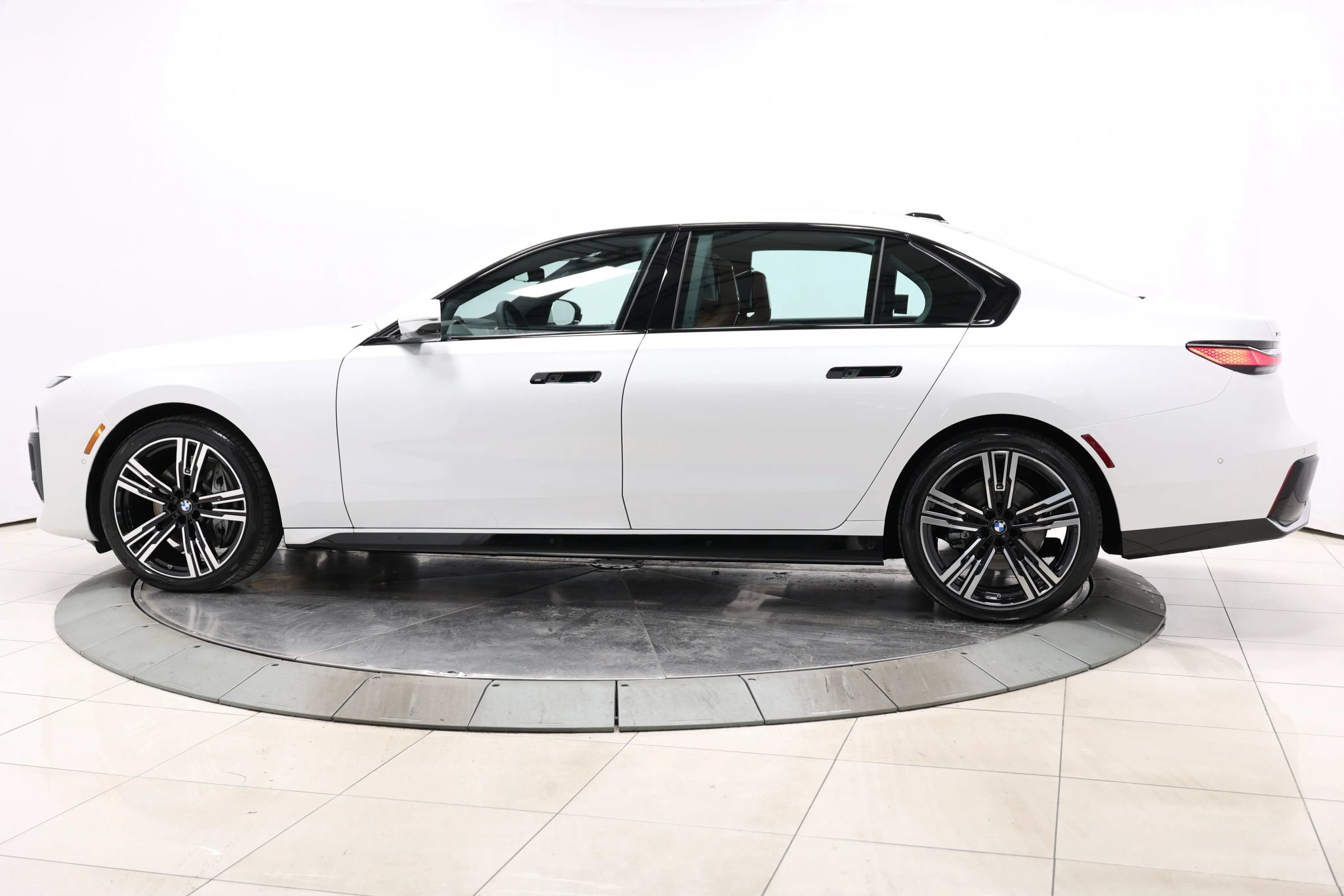 Used 2025 BMW 740i xDrive w/ Executive Package AWD/4WD image 9