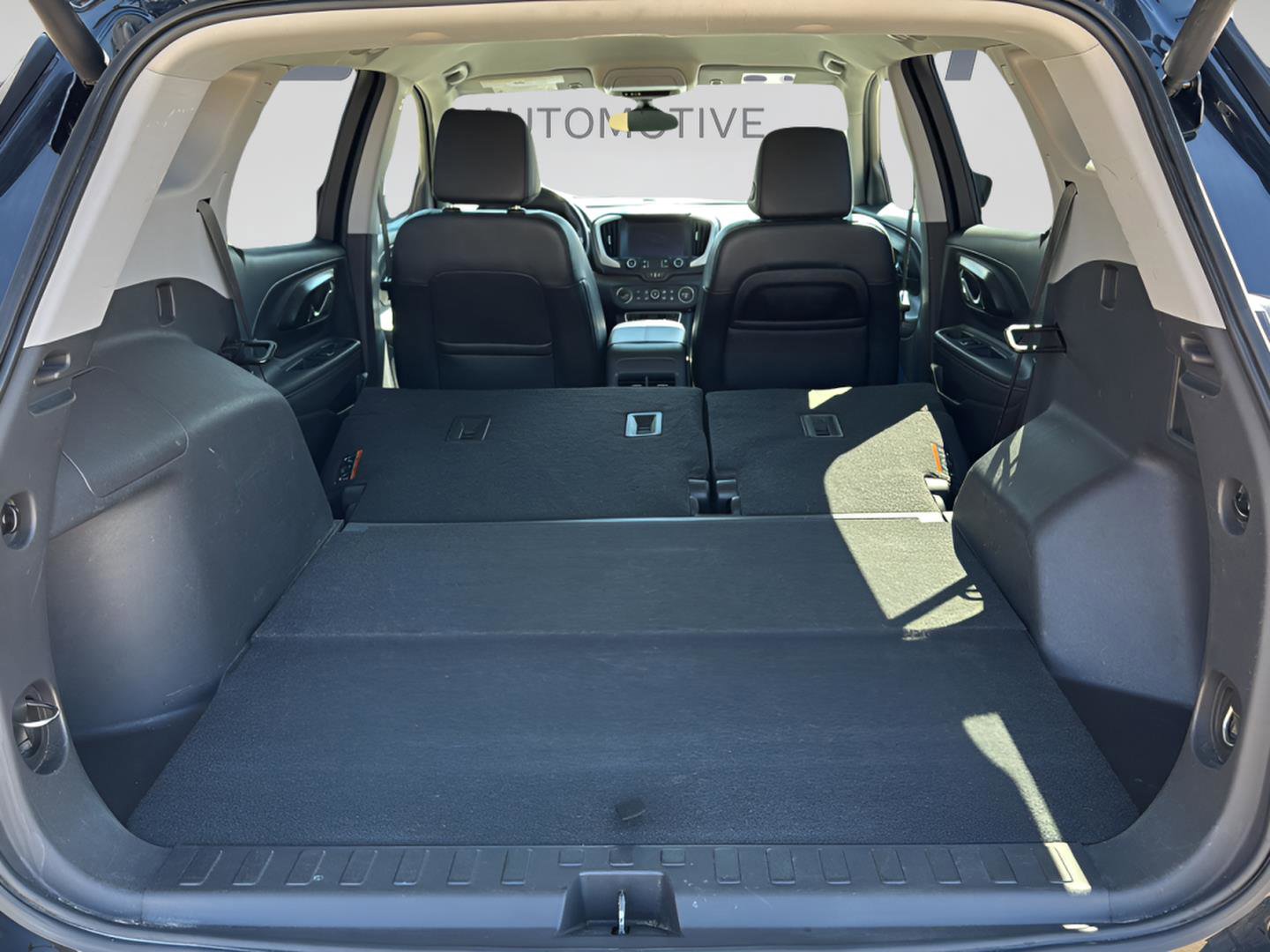 Used 2024 GMC Terrain SLT image 23