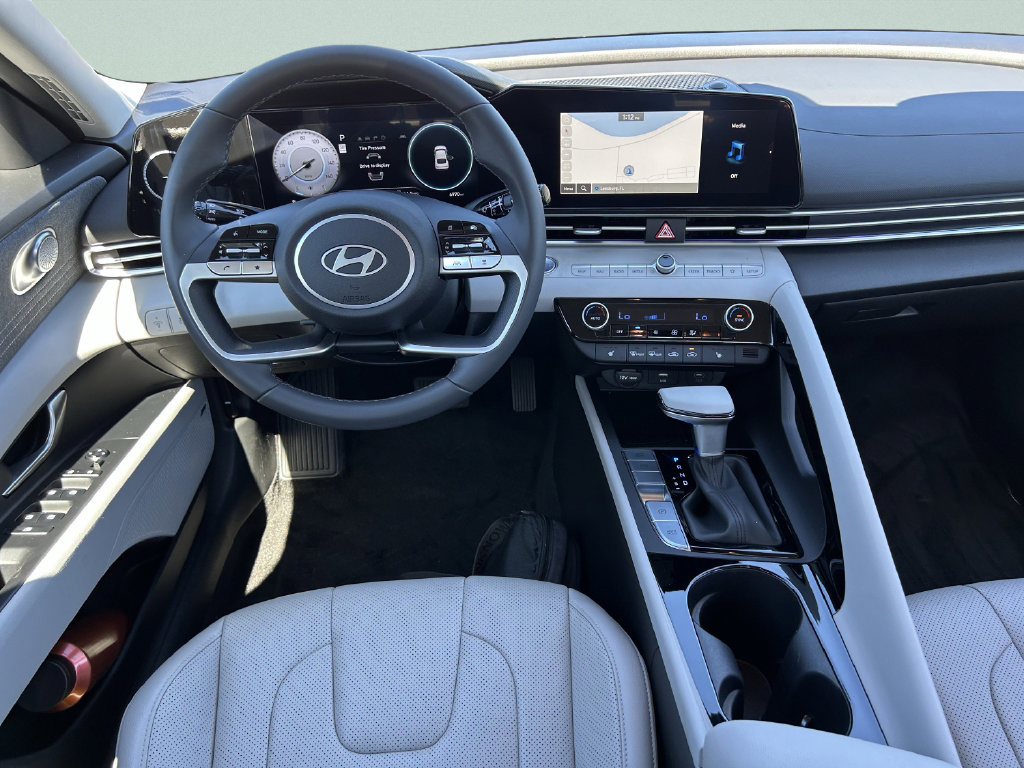 Certified 2025 Hyundai Elantra Limited FWD image 18