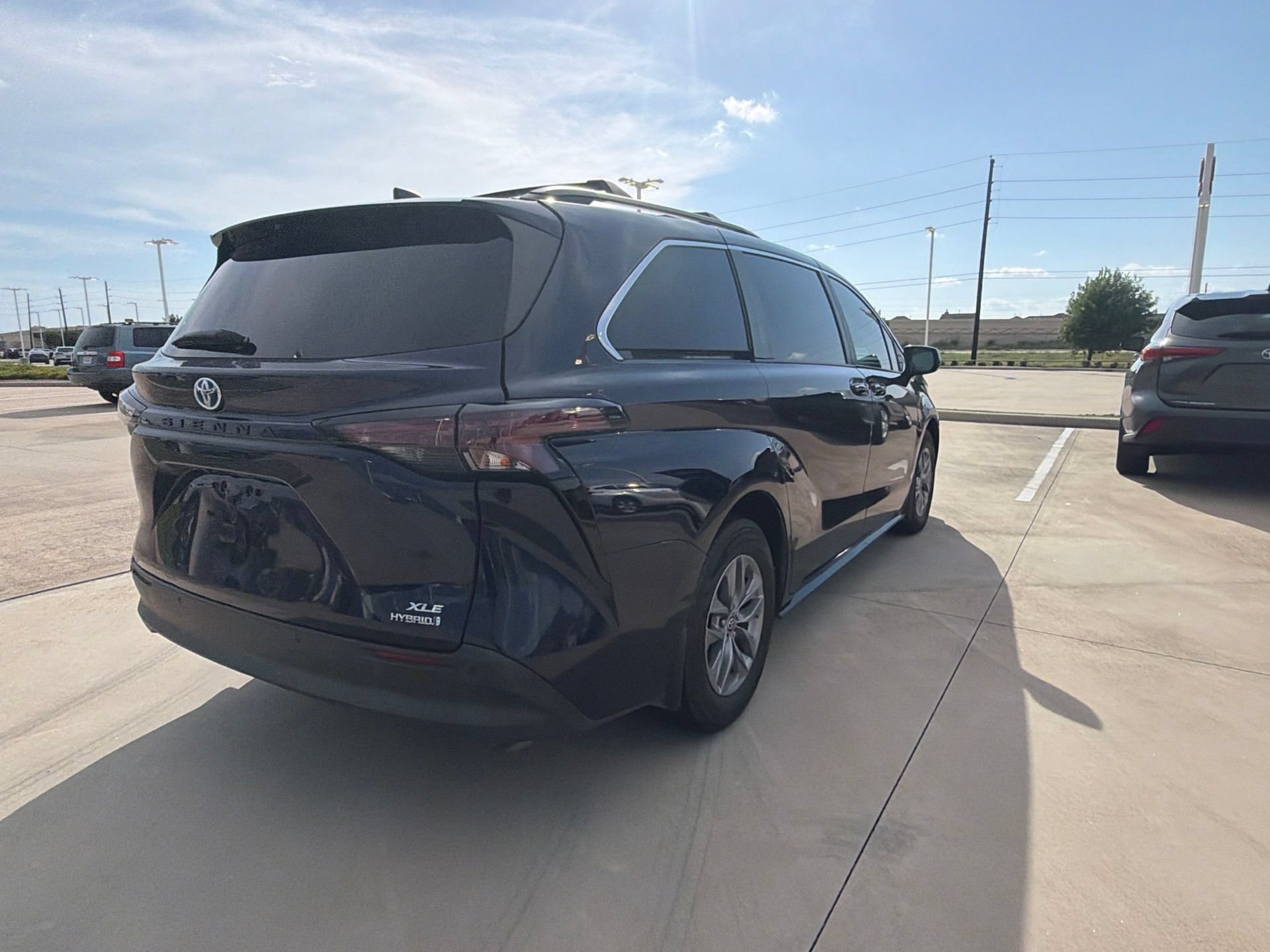 Used 2024 Toyota Sienna XLE FWD image 3