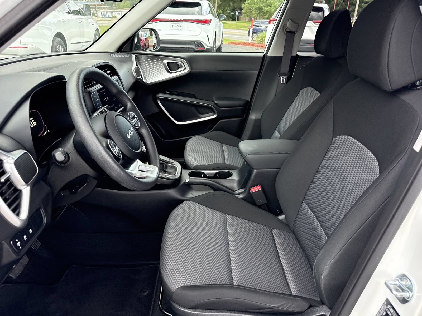 Used 2023 Kia Soul LX w/ LX Technology Package FWD image 9
