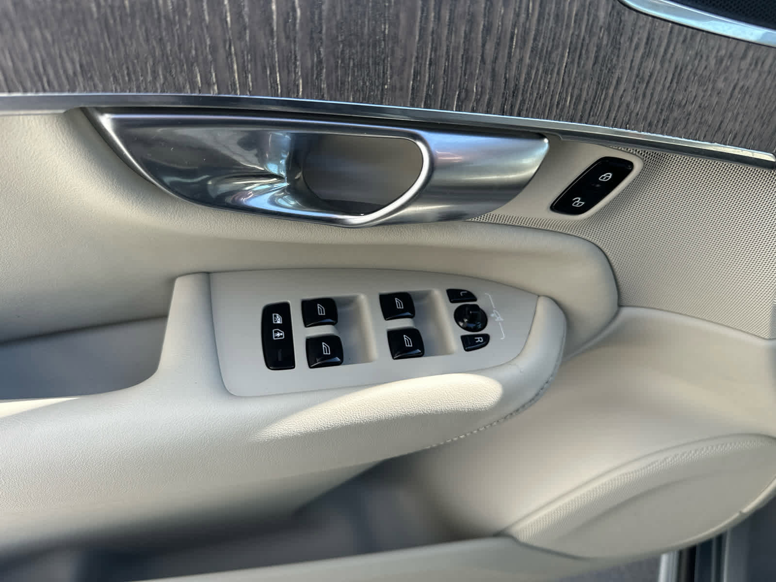 Used 2023 Volvo XC90 B6 Plus image 15