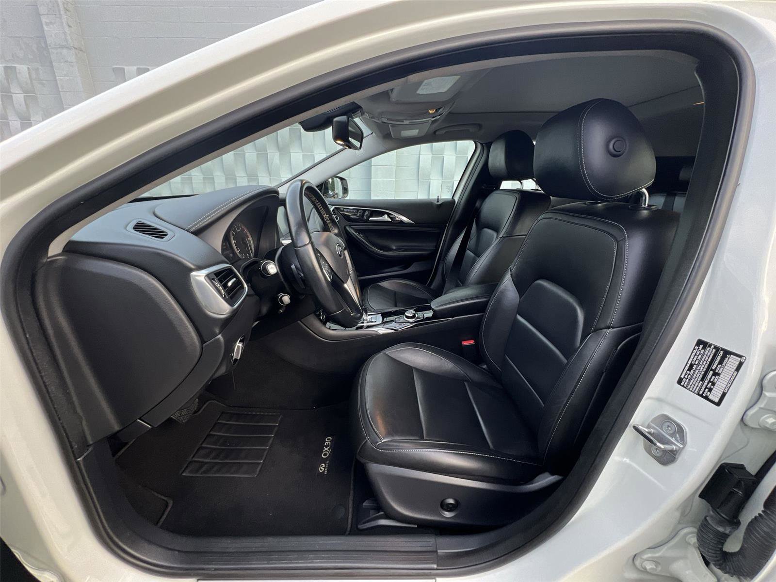 Used 2018 INFINITI QX30 Premium w/ Cargo Package image 10