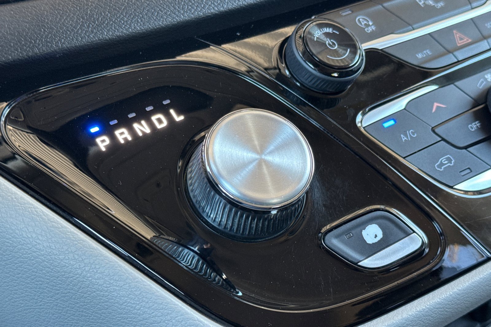 Used 2020 Chrysler Pacifica Touring-L w/ Tire & Wheel Group image 21