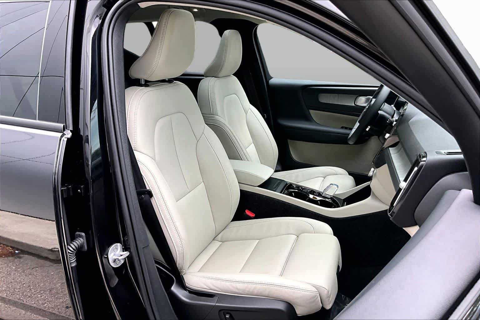 Used 2024 Volvo XC40 B5 Plus w/ Protection Package Premier AWD/4WD image 8