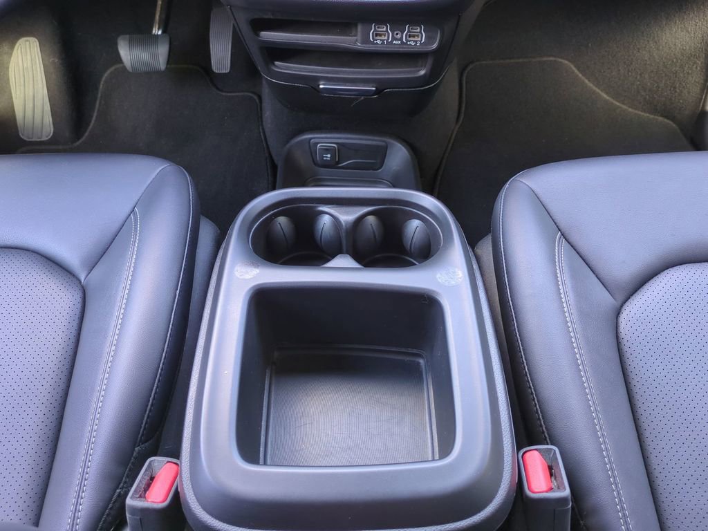 Used 2025 Chrysler Pacifica Select image 24