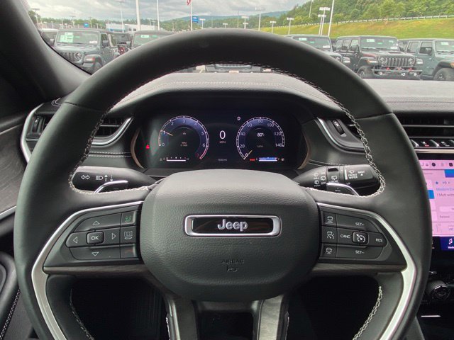 Used 2025 Jeep Grand Cherokee L Limited w/ Luxury Tech Group II AWD/4WD image 13