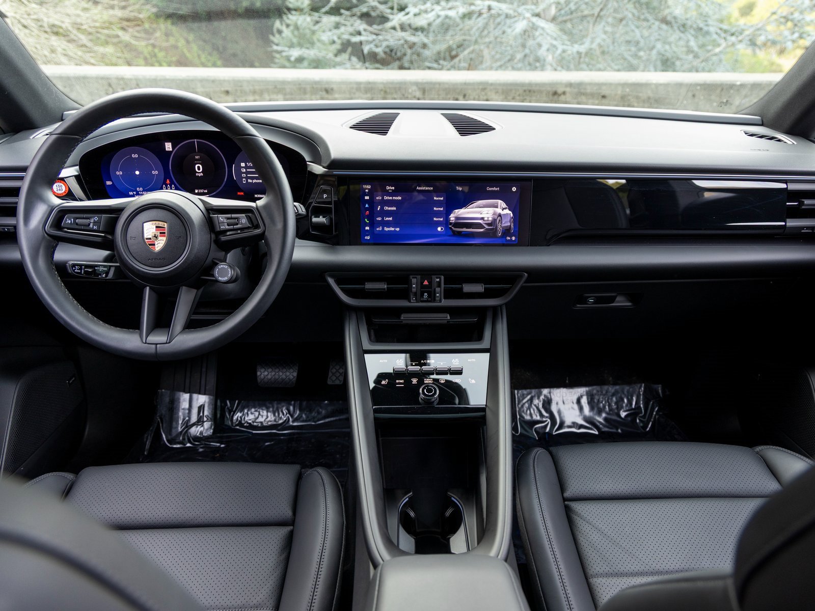 Certified 2025 Porsche Macan Electric image 37