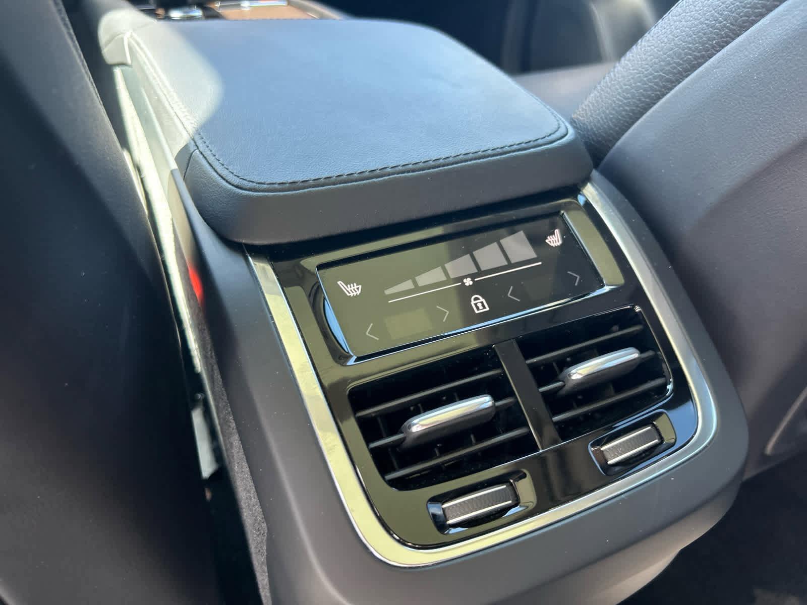 Used 2023 Volvo XC90 B6 Plus image 18