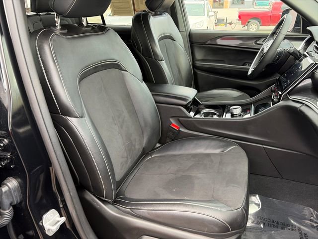 Used 2023 Jeep Grand Cherokee Altitude AWD/4WD image 38