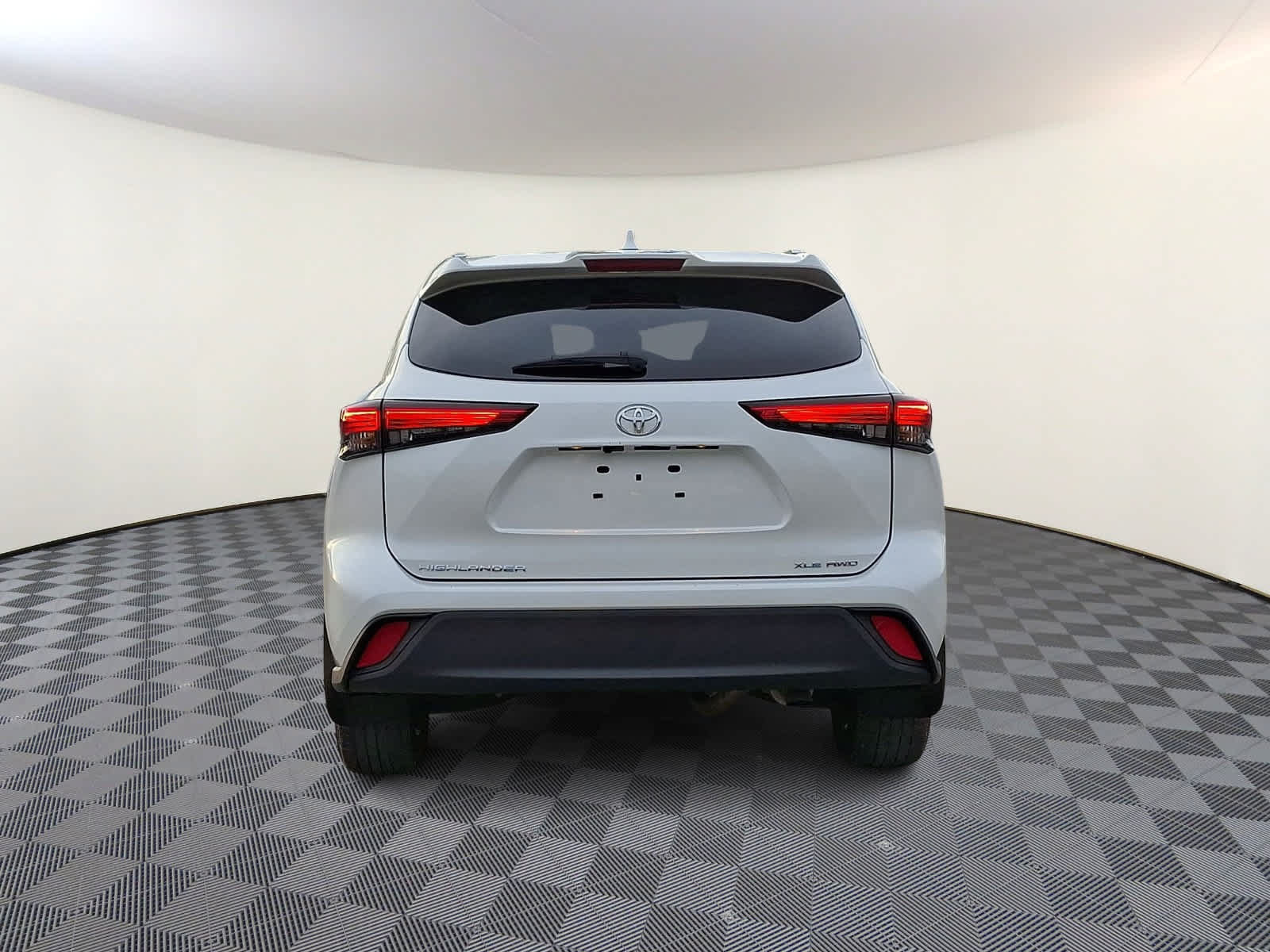 Used 2023 Toyota Highlander XLE AWD/4WD image 6