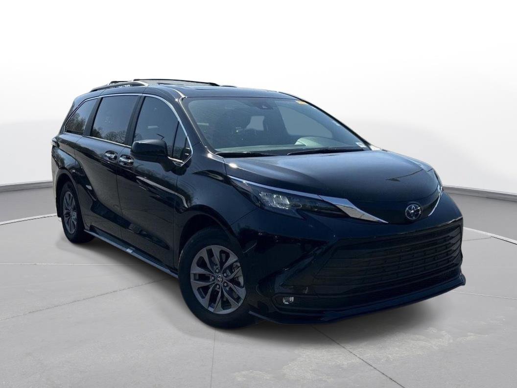 Used 2025 Toyota Sienna XLE image 4