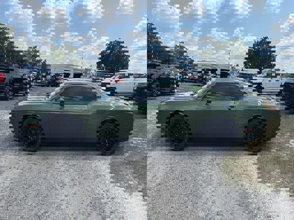 Used 2021 Dodge Challenger SXT image 2
