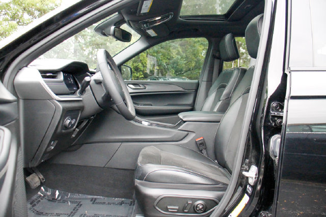 Used 2024 Jeep Grand Cherokee Altitude AWD/4WD image 19