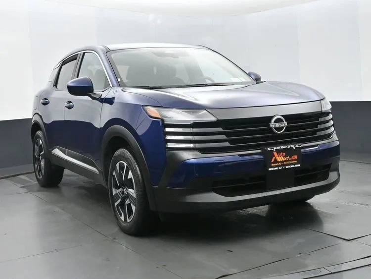 Used 2025 Nissan Kicks SV AWD/4WD image 2