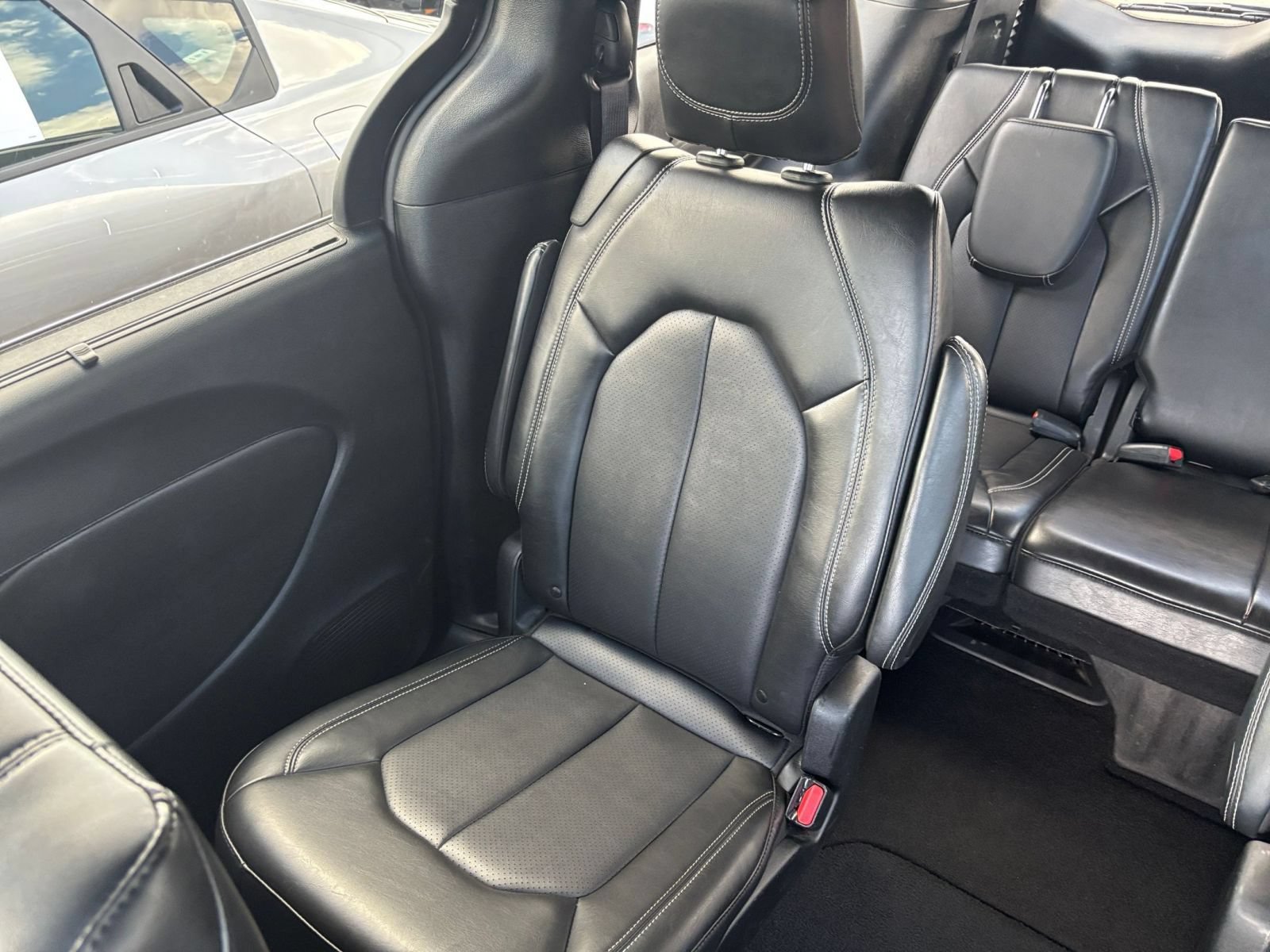 Used 2025 Chrysler Pacifica Select FWD image 41