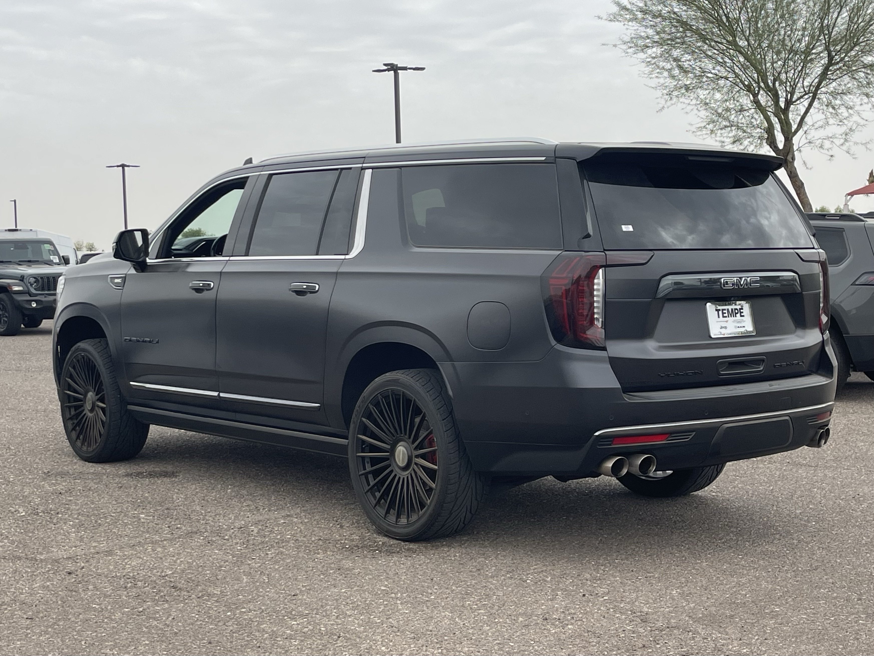 Used 2023 GMC Yukon XL Denali Ultimate AWD/4WD image 4