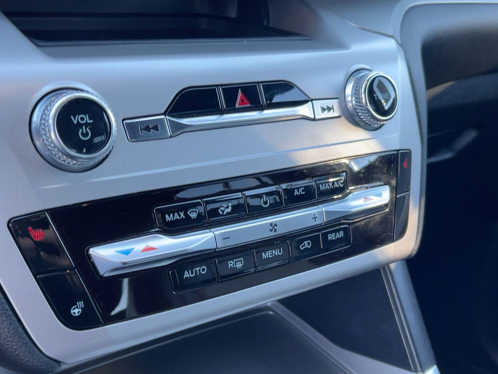 Used 2022 Ford Explorer XLT w/ Equipment Group 202A image 19