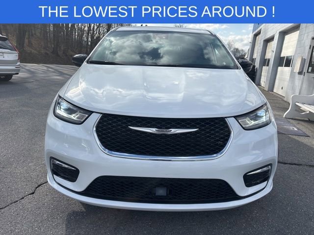 Used 2024 Chrysler Pacifica Touring-L image 2