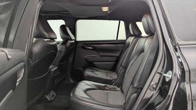 Used 2023 Toyota Highlander XSE FWD image 17