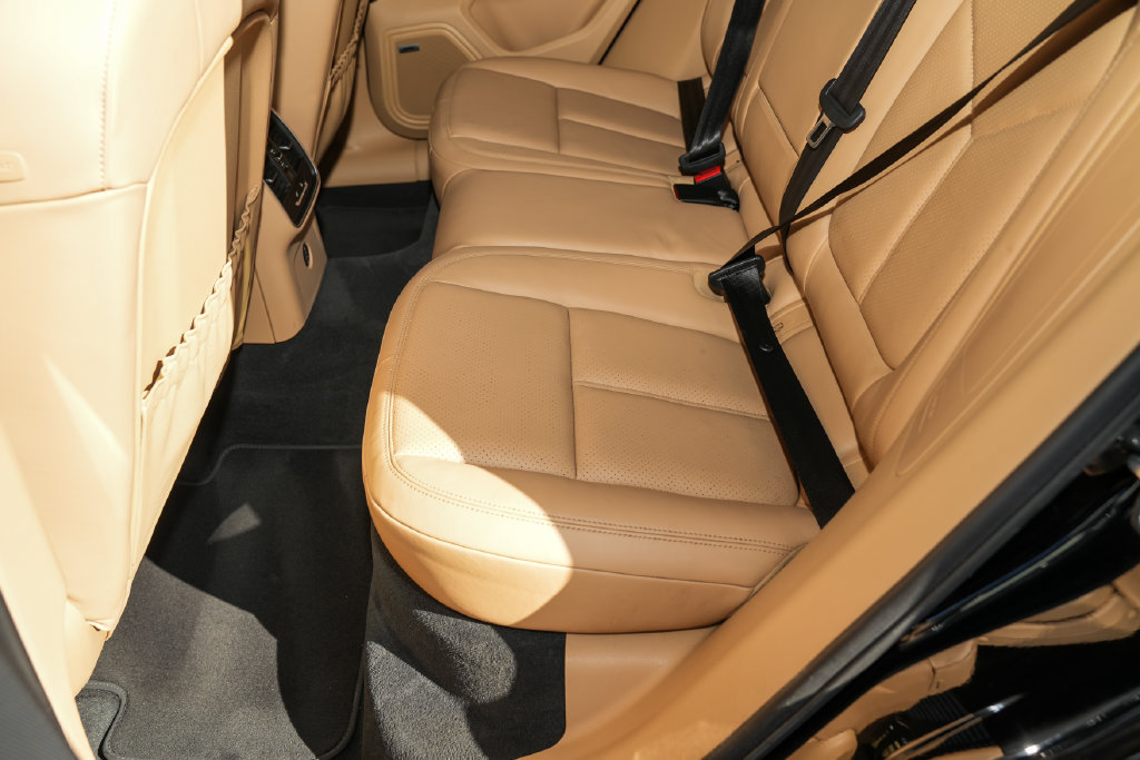 Certified 2018 Porsche Macan AWD/4WD image 33