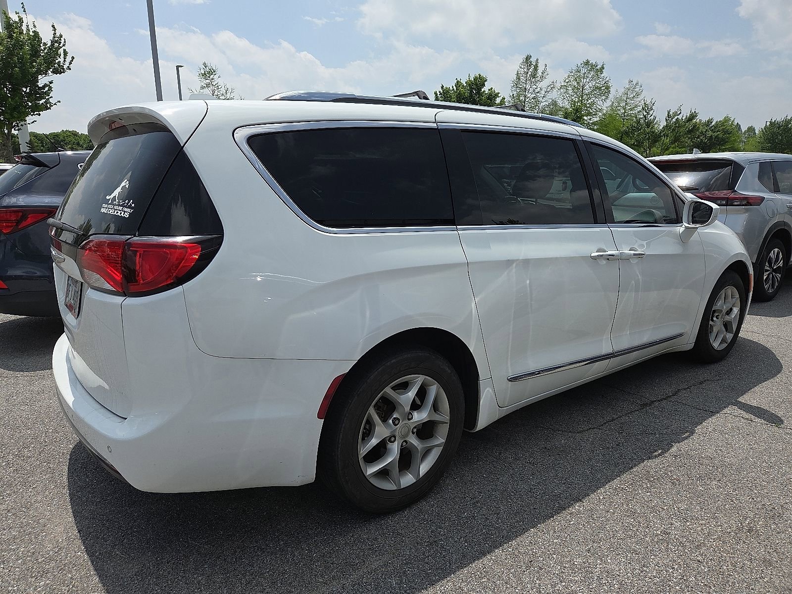 Used 2017 Chrysler Pacifica Touring-L Plus FWD image 2