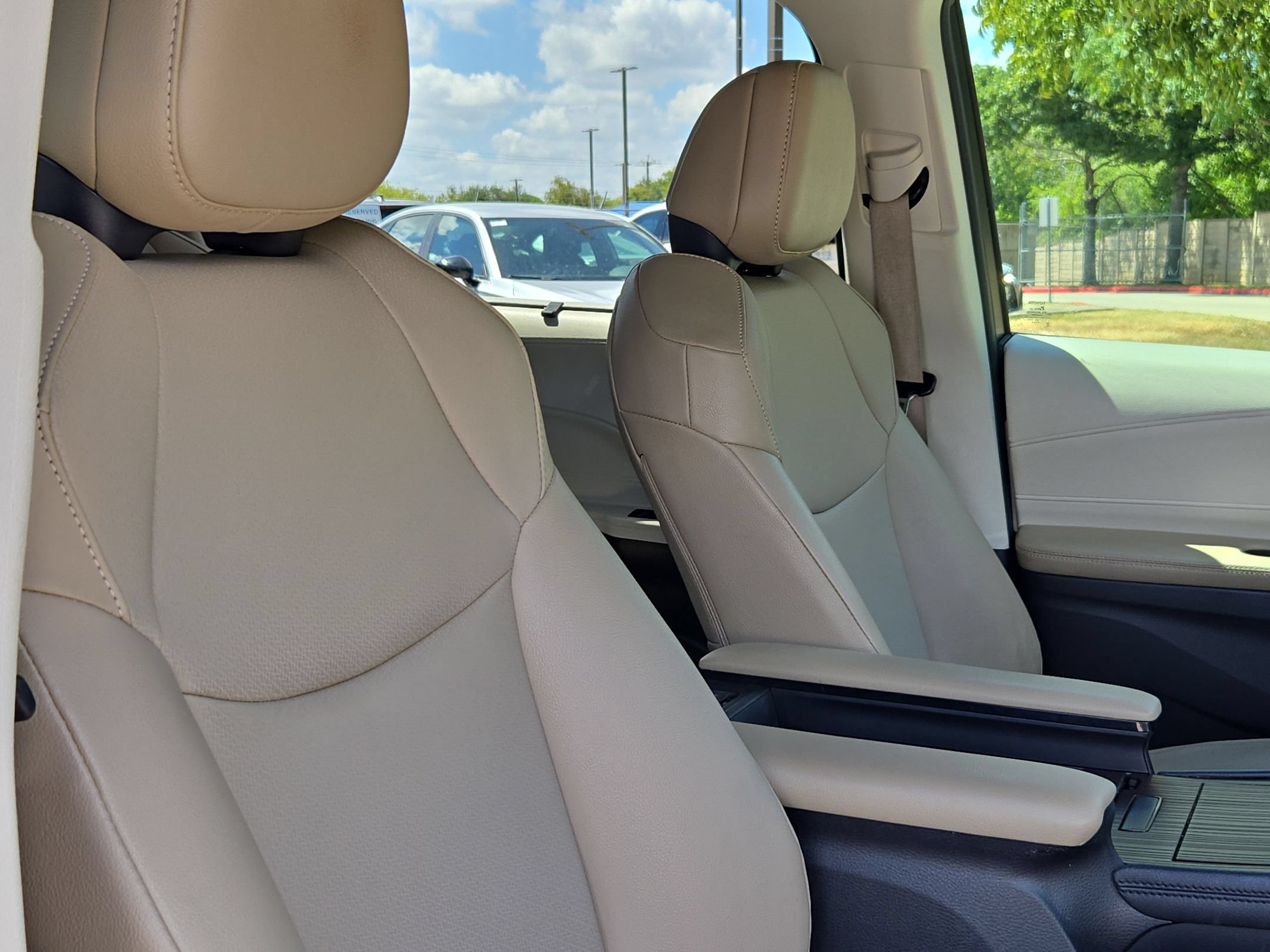 Used 2022 Toyota Sienna XLE FWD image 26