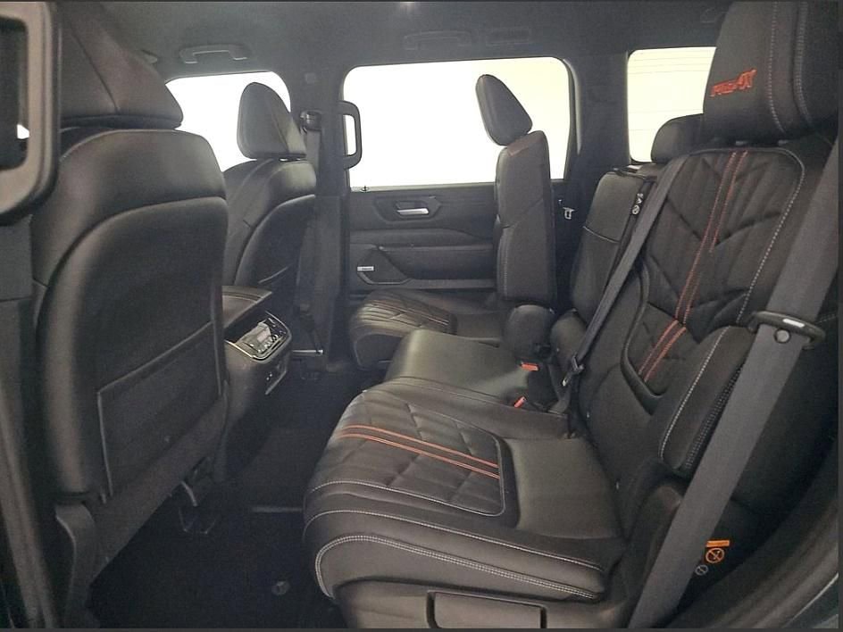 Used 2025 Nissan Armada PRO-4X image 8