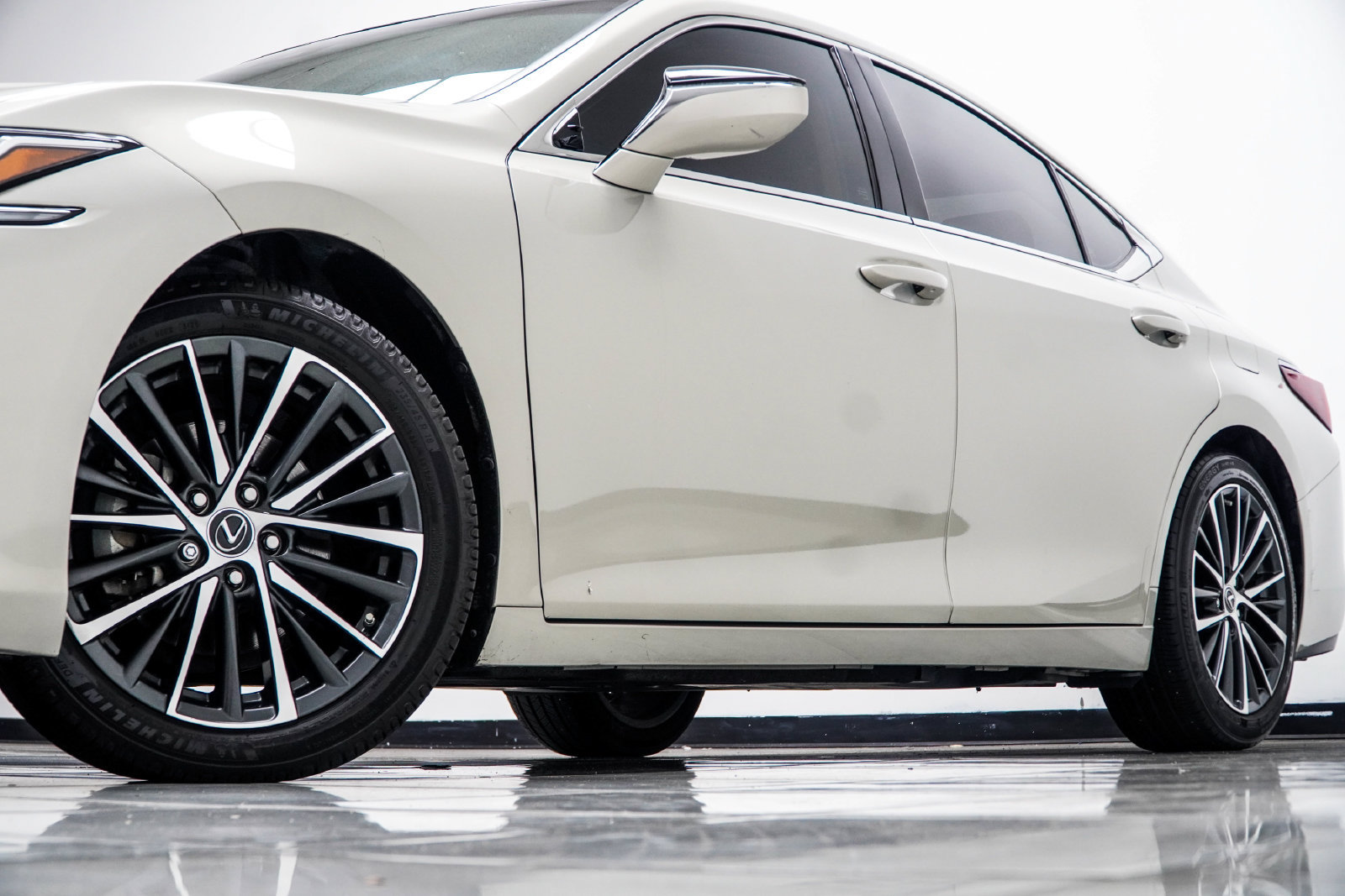 Used 2023 Lexus ES 350 w/ Premium Package FWD image 4