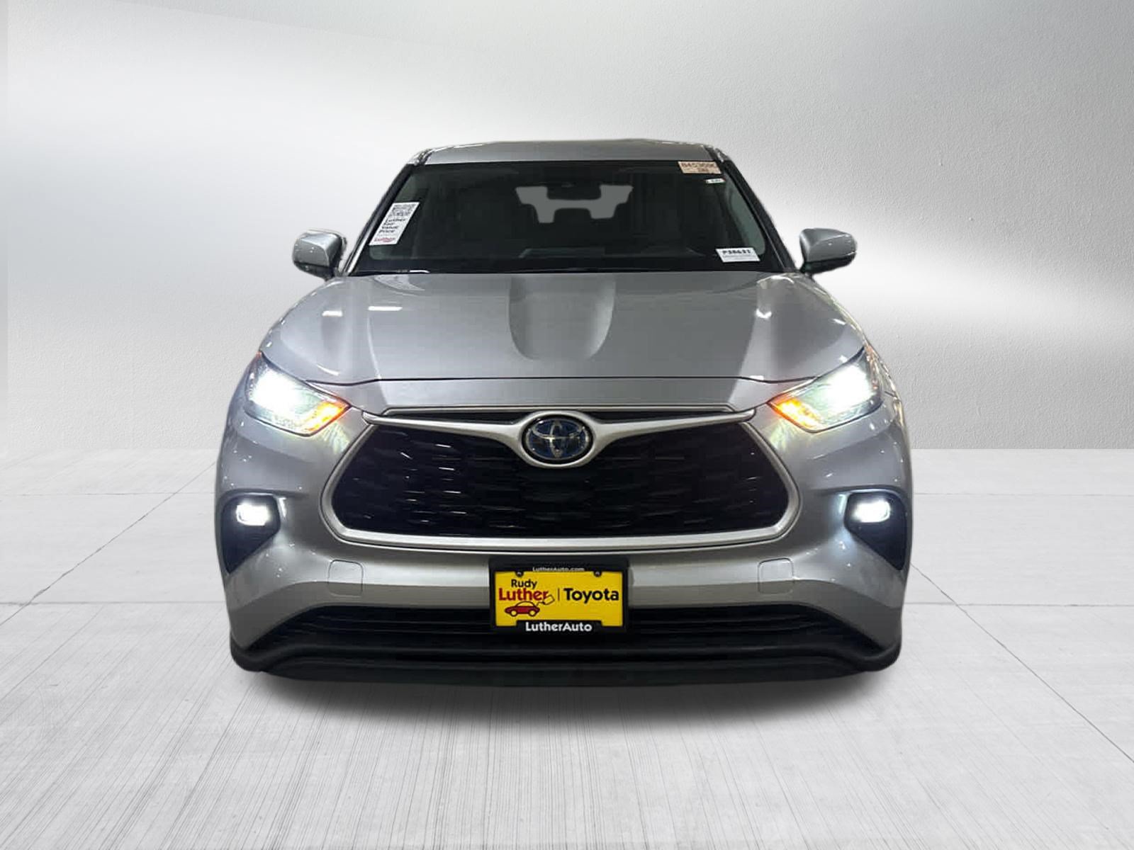 Used 2022 Toyota Highlander LE AWD/4WD image 2