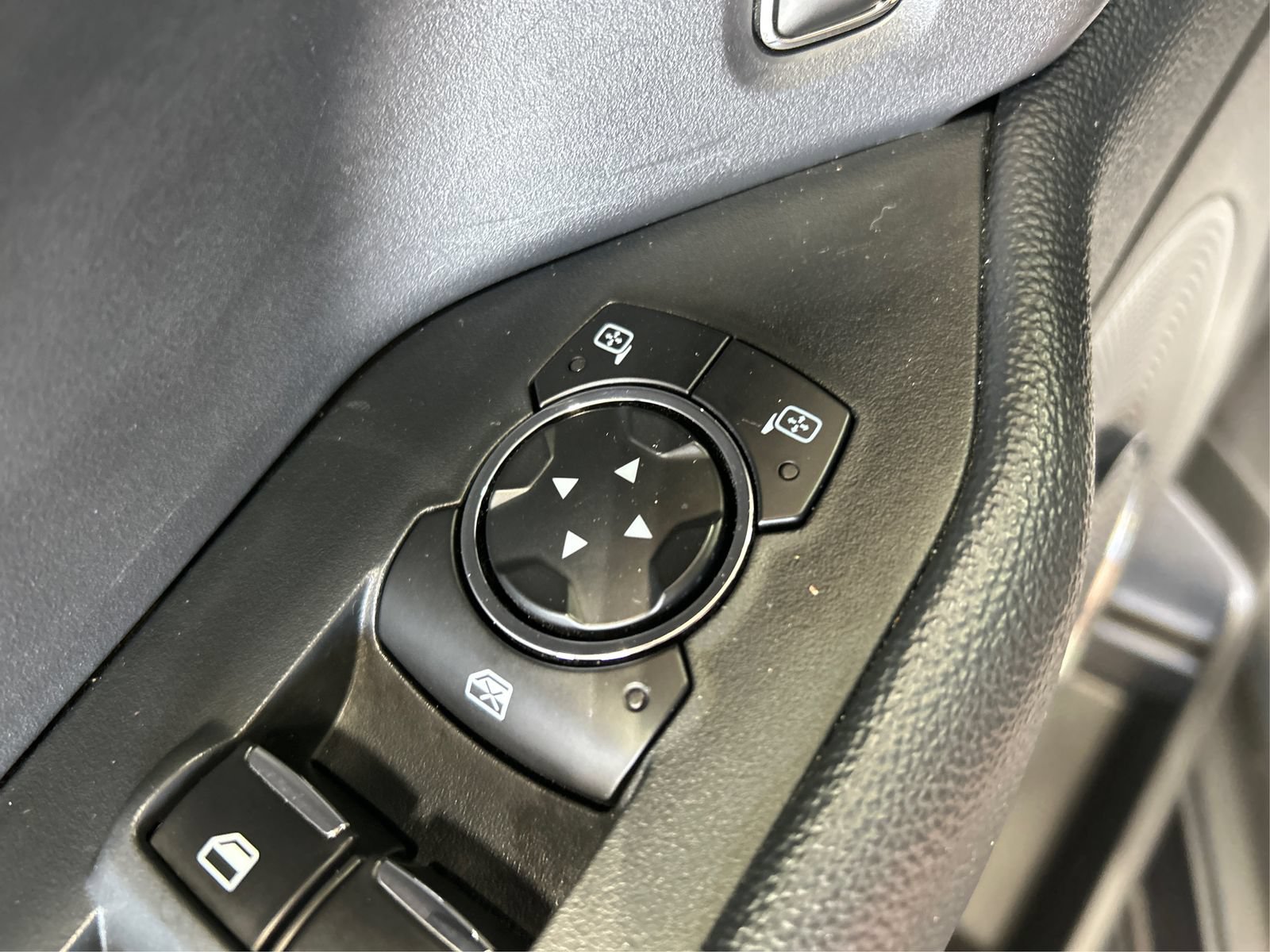 Used 2024 Ford Expedition XLT AWD/4WD image 29