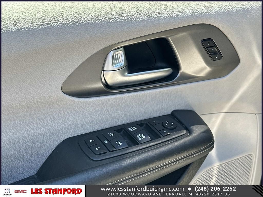 Used 2023 Chrysler Pacifica Touring-L FWD image 18