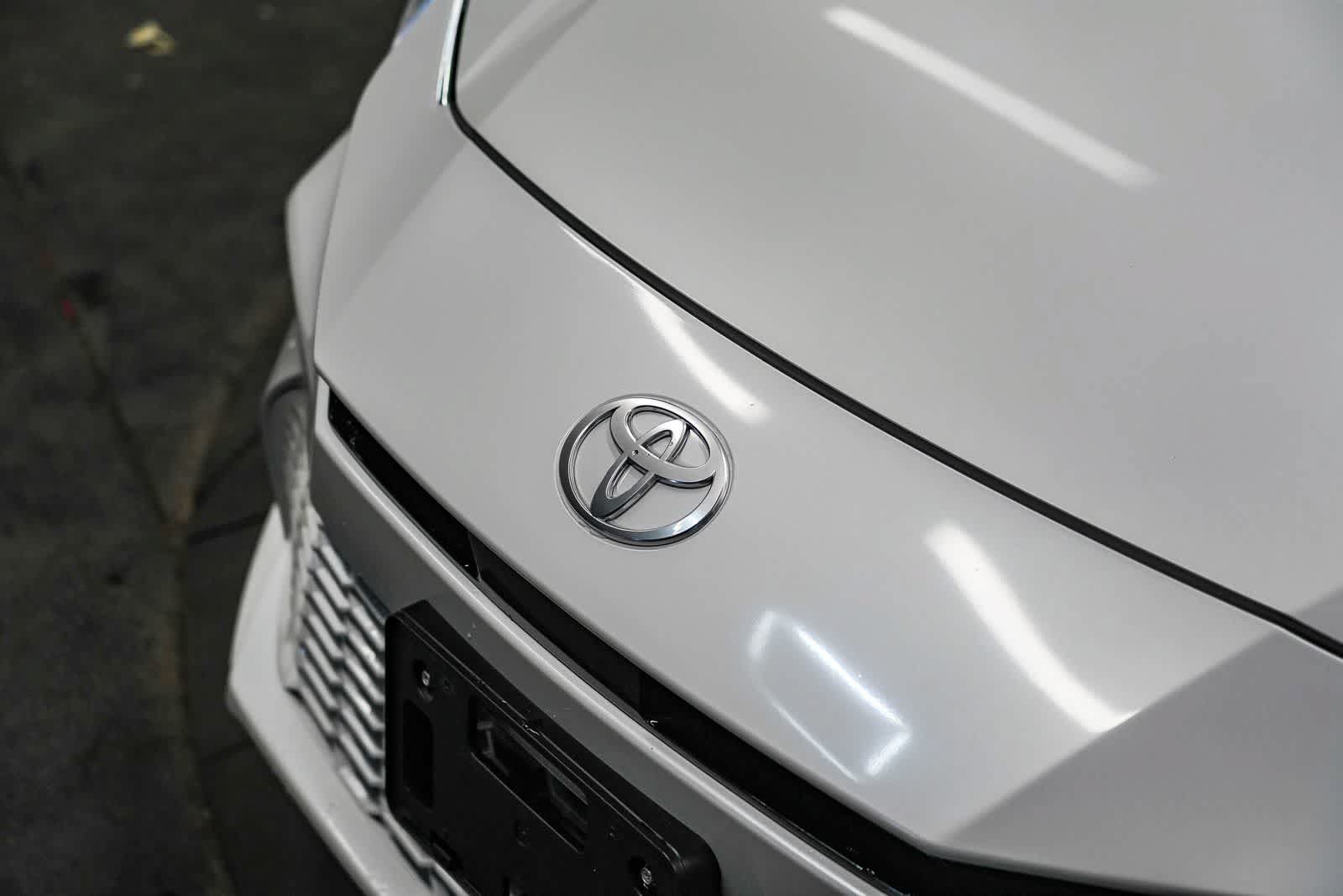 Used 2025 Toyota Camry XSE AWD/4WD image 3