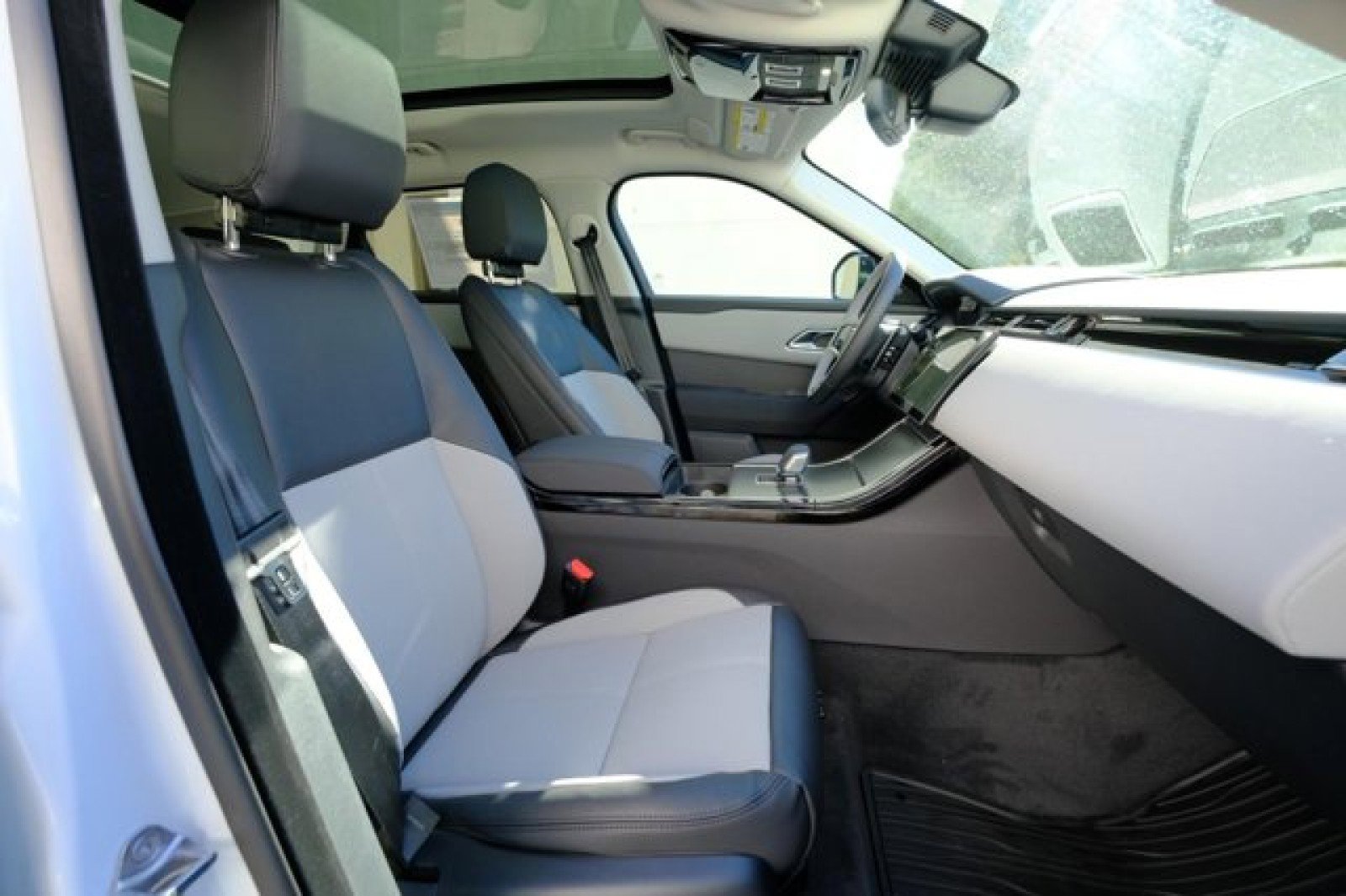 New 2025 Land Rover Range Rover Velar Dynamic SE image 19