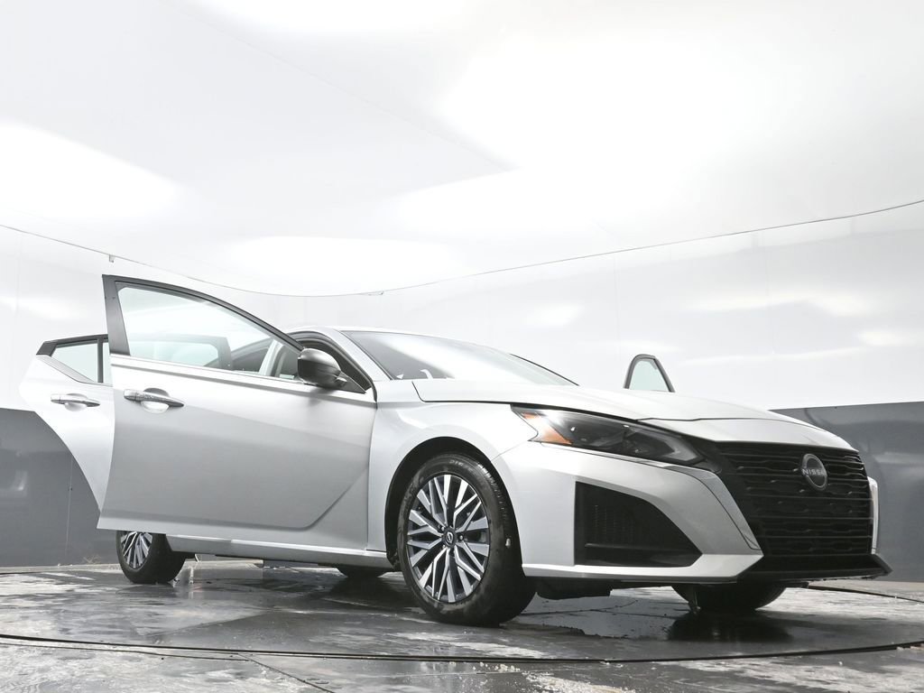 Used 2024 Nissan Altima 2.5 SV FWD image 70