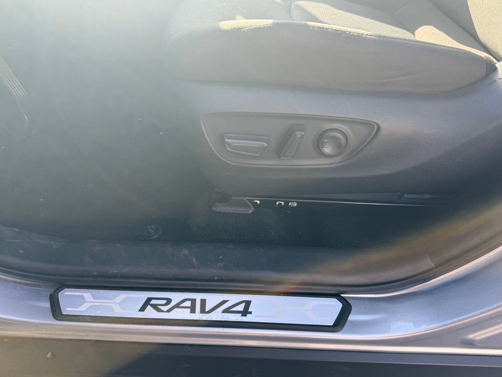 Used 2025 Toyota RAV4 XLE w/ Convenience Package image 28