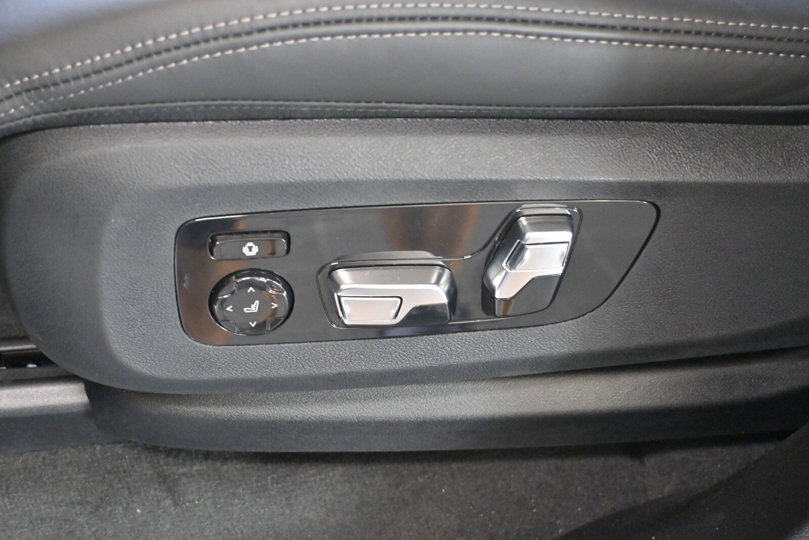 New 2025 BMW X7 M60i w/ Executive Package image 11